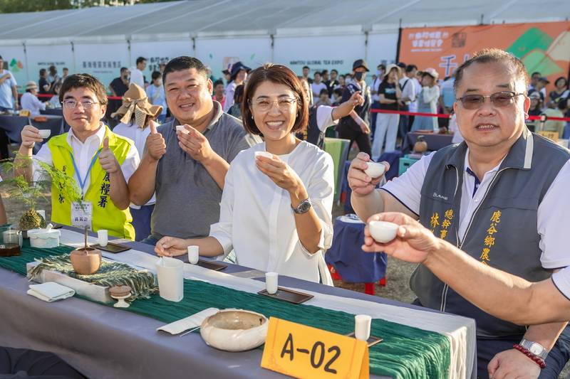 雙十國慶茶博千人茶會同樂,熱情、韻味滿場 許縣長:已破百萬人次、2億元銷售金額