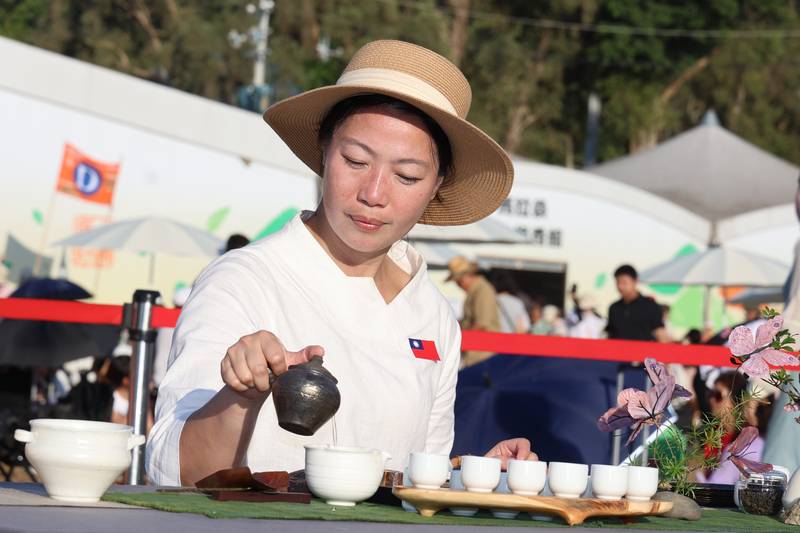 雙十國慶茶博千人茶會同樂,熱情、韻味滿場 許縣長:已破百萬人次、2億元銷售金額