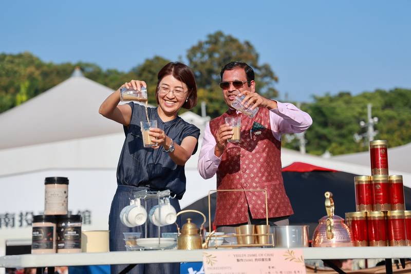 茶博圓滿閉幕千人手搖飲登場 許縣長與印度貴賓以茶交流