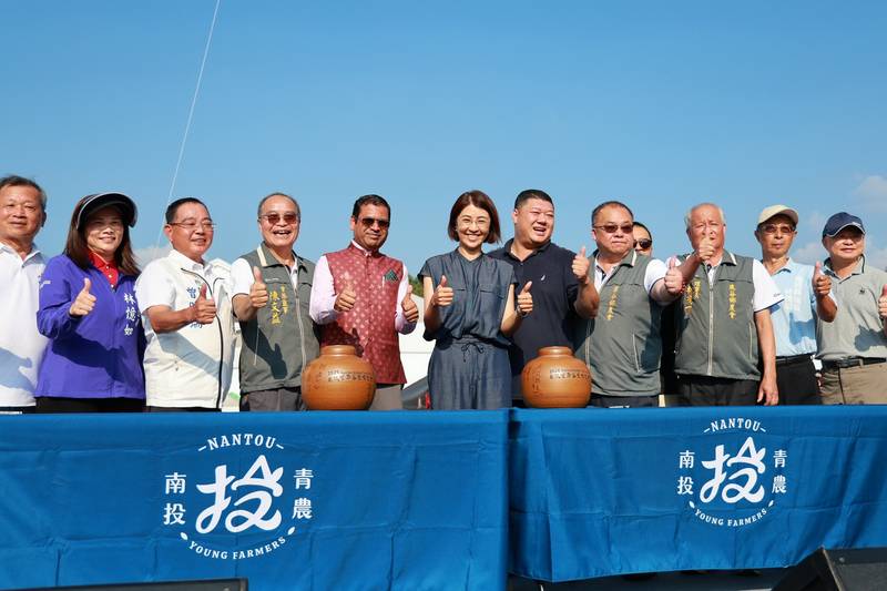 茶博圓滿閉幕千人手搖飲登場 許縣長與印度貴賓以茶交流