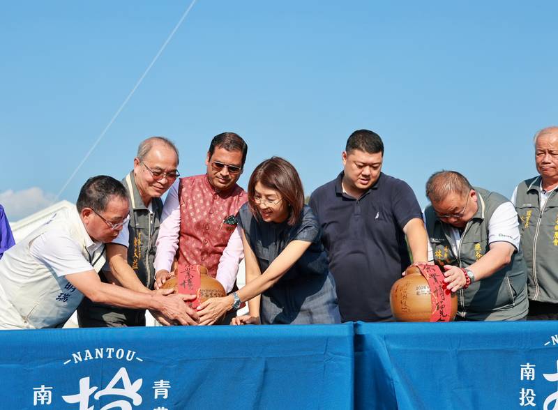茶博圓滿閉幕千人手搖飲登場 許縣長與印度貴賓以茶交流