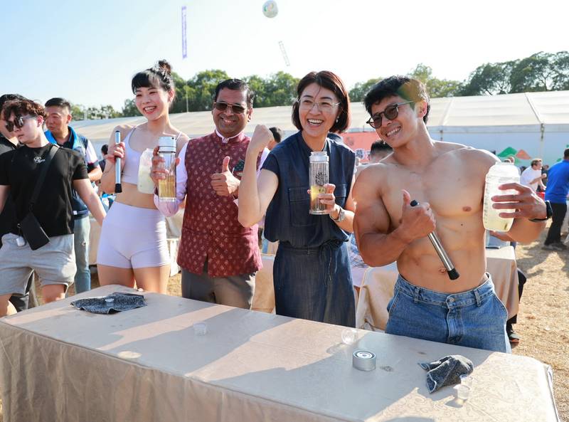 茶博圓滿閉幕千人手搖飲登場 許縣長與印度貴賓以茶交流