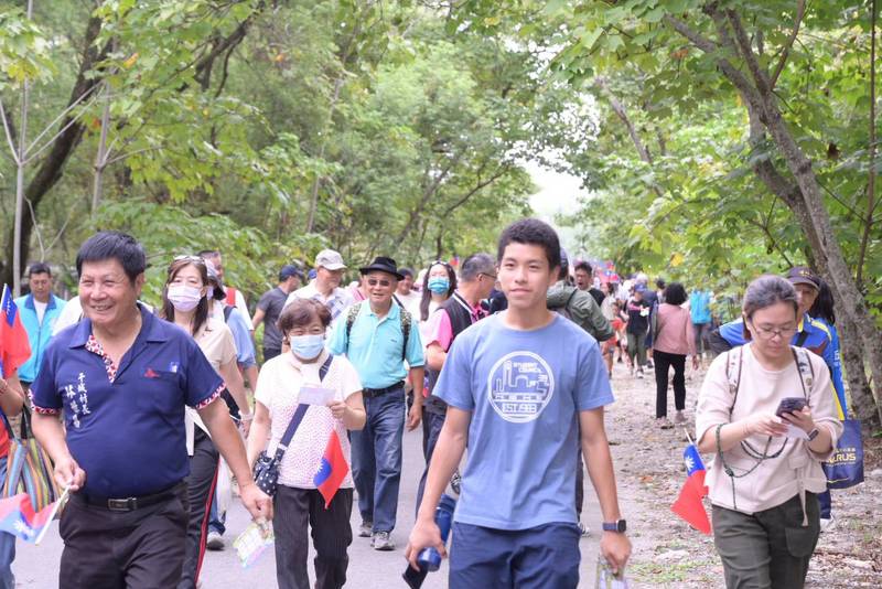 歡慶中華民國115年生日 縣長徐榛蔚偕立委傅崐萁與鄉親 吉安健走迎雙十