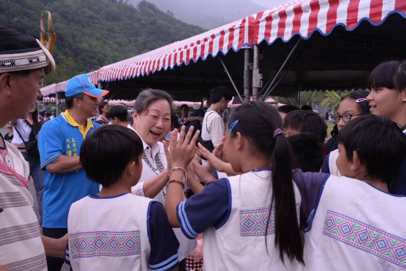 縣長徐榛蔚出席萬榮鄉太魯閣族感恩祭 傳承傳統文化魅力 縣府擴大育兒福利做部落最強靠山