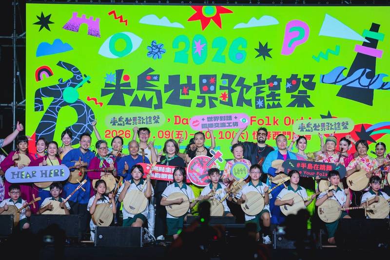 嗨翻雙十連假!半島世界歌謠祭「歌舞秀」跨界共演 人潮擠滿恆春西門廣場