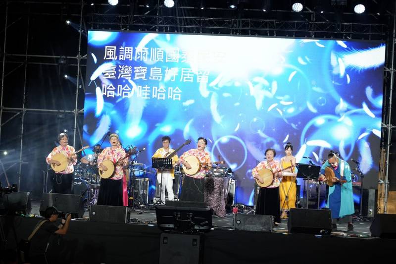 嗨翻雙十連假!半島世界歌謠祭「歌舞秀」跨界共演 人潮擠滿恆春西門廣場