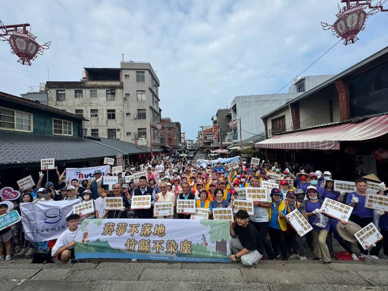竹縣推動「菸蒂不落地」 公私協力守護北埔老街