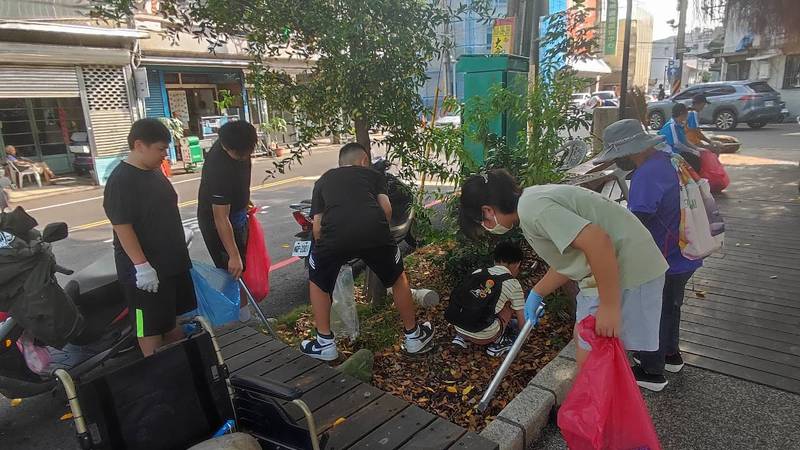 竹縣推動「菸蒂不落地」 公私協力守護北埔老街