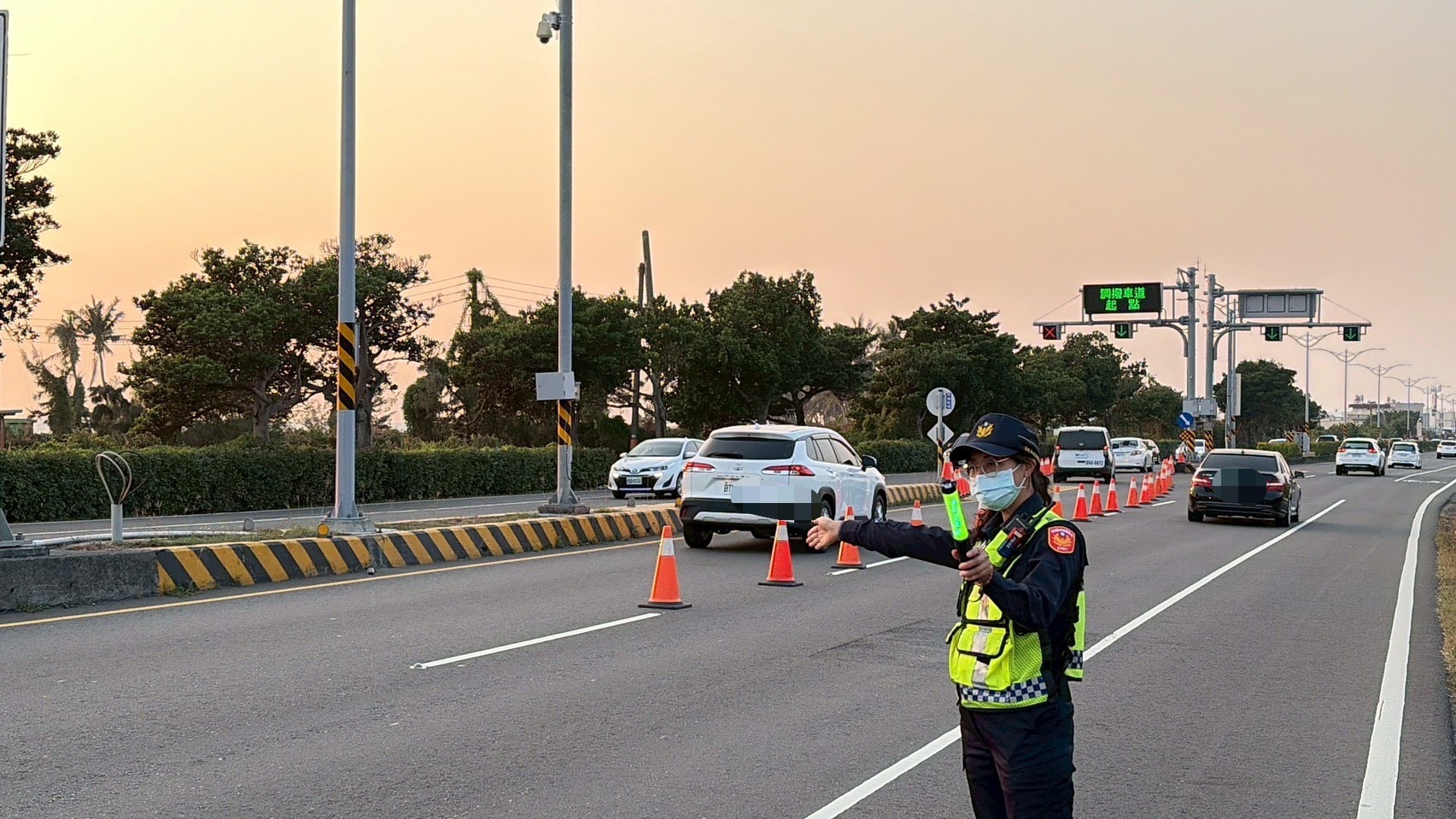 員警於台1線調撥車道起點指揮車流