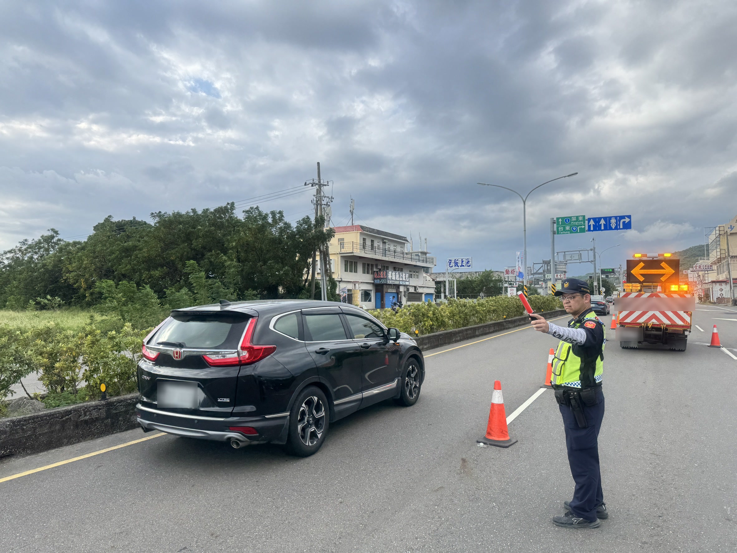 員警於台1線疏導北返車流