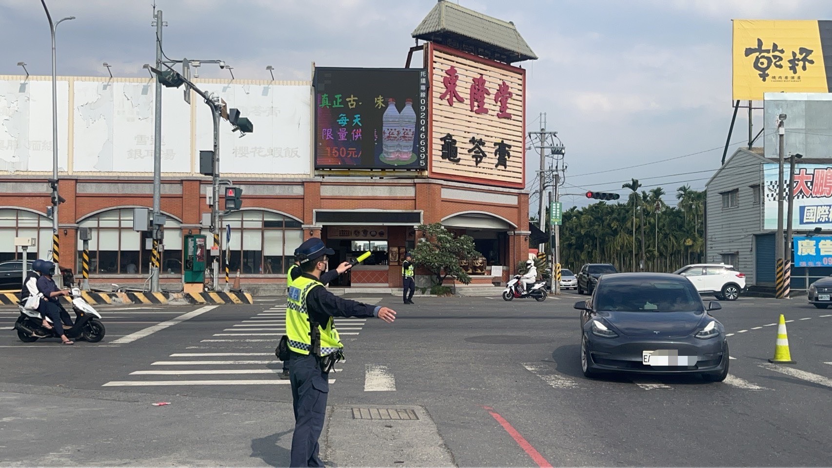員警於路口指揮交通