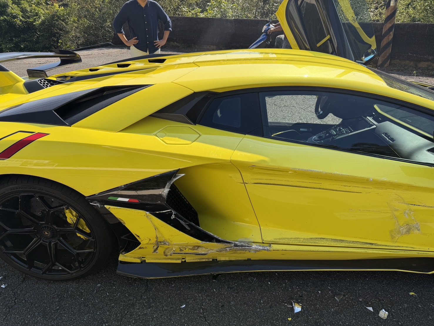 藍寶堅尼車身側面嚴重刮損