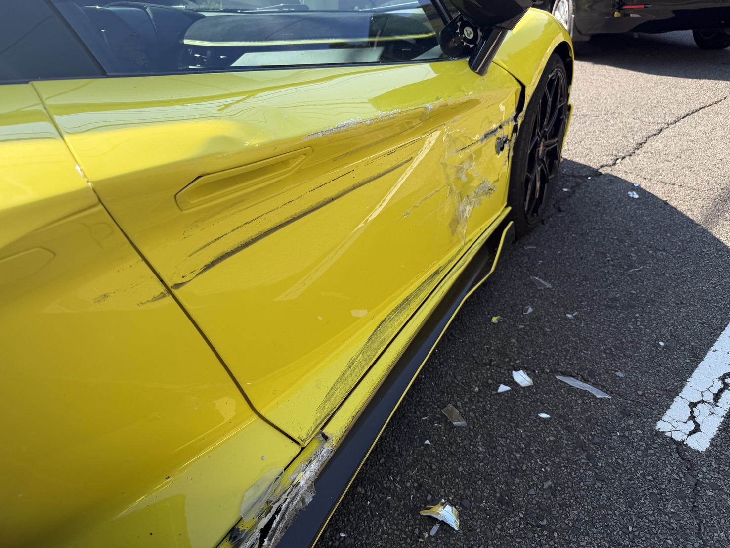 藍寶堅尼車門與側裙受損