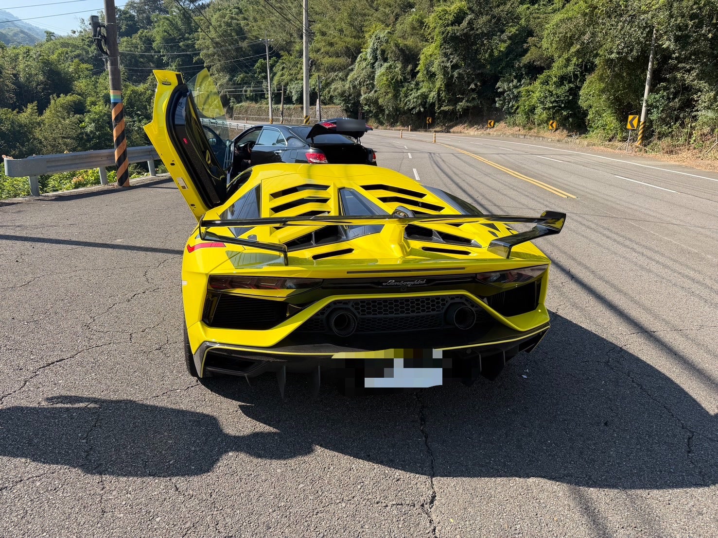 事故後兩車停靠台三線路旁