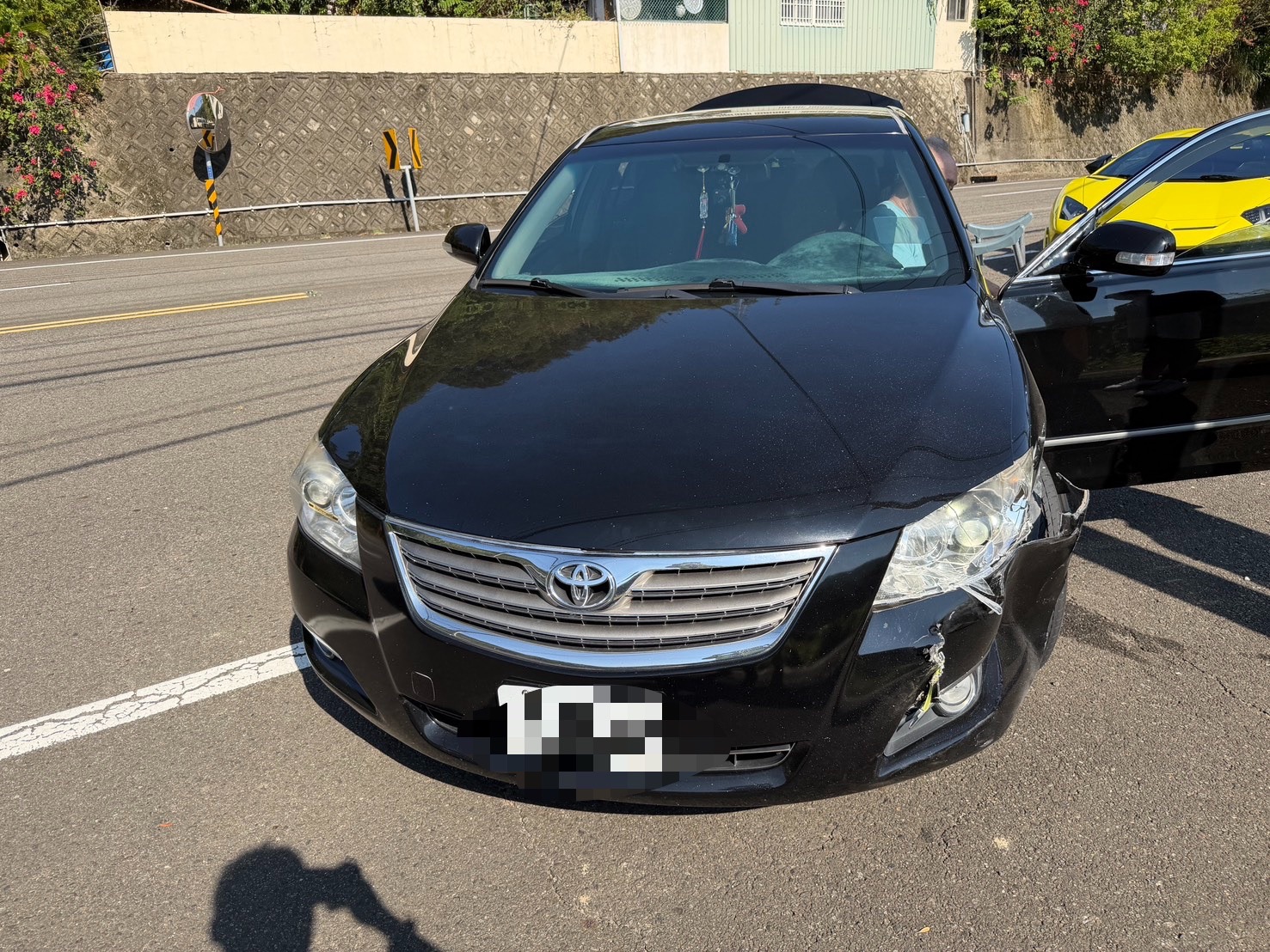 另一輛自小客車車頭受損