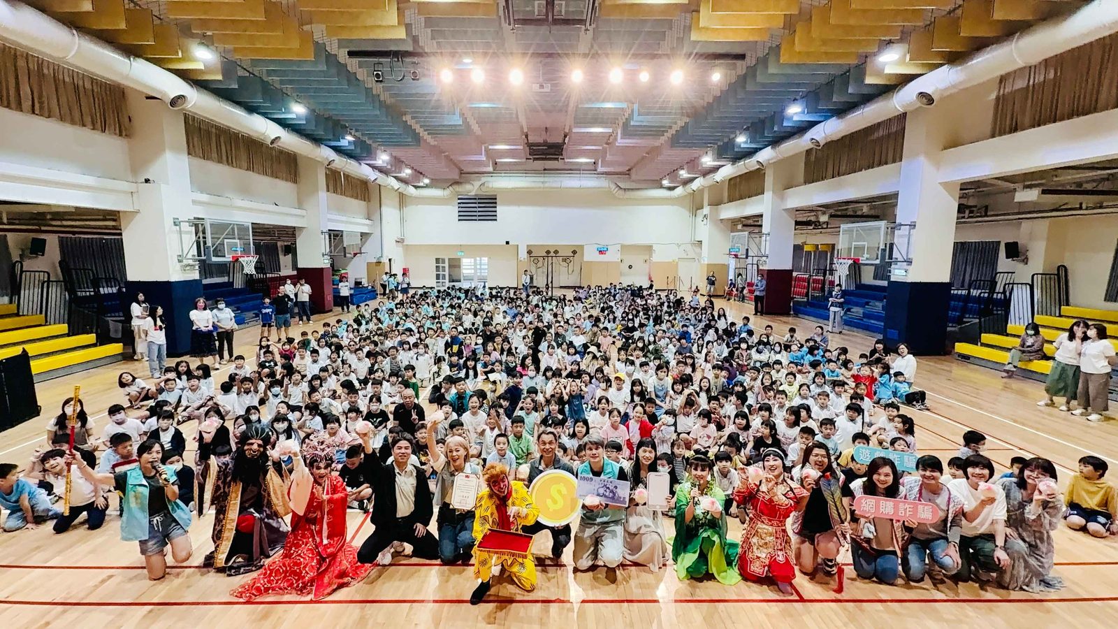 萬興國小-芭蕉扇竟賣給手機妖精!景勝戲劇團客家戲劇融入反詐騙 培養學童媒體識讀力