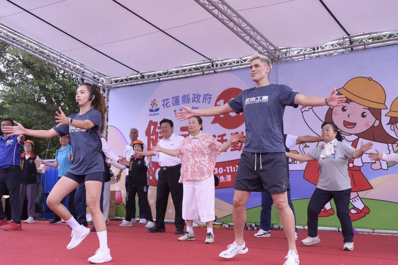 光輝十月 健步同行  徐榛蔚凝聚鄉親共創活力