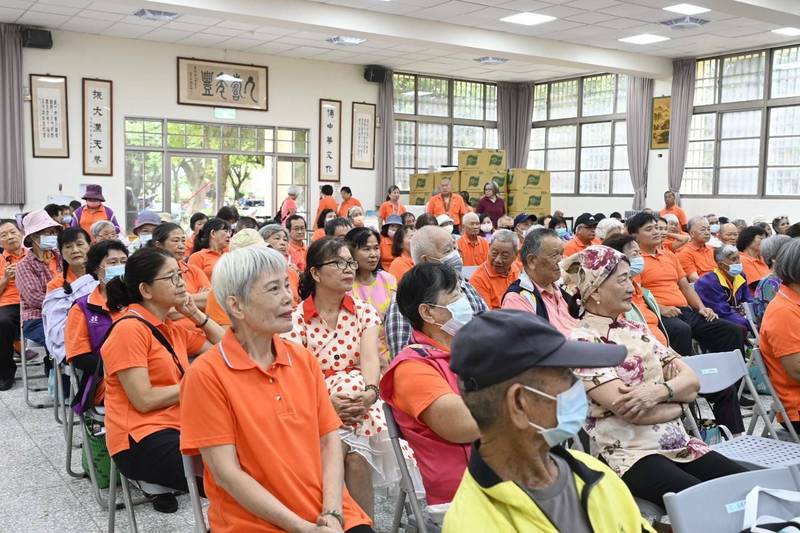 歡慶重陽尊老敬老!徐榛蔚關懷關懷老大人 宣布116年福利大升級