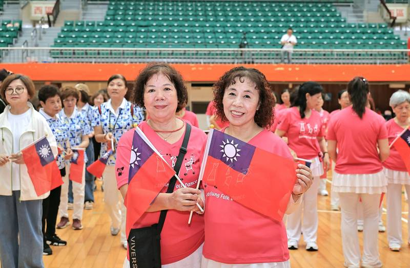 基隆國慶帶動唱聯歡熱鬧登場　謝國樑與市民同慶中華民國生日快樂