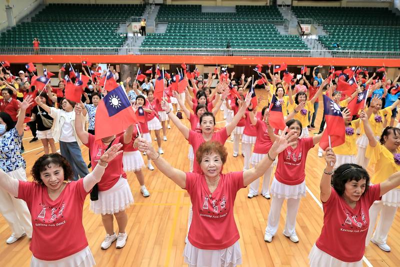 基隆國慶帶動唱聯歡熱鬧登場　謝國樑與市民同慶中華民國生日快樂