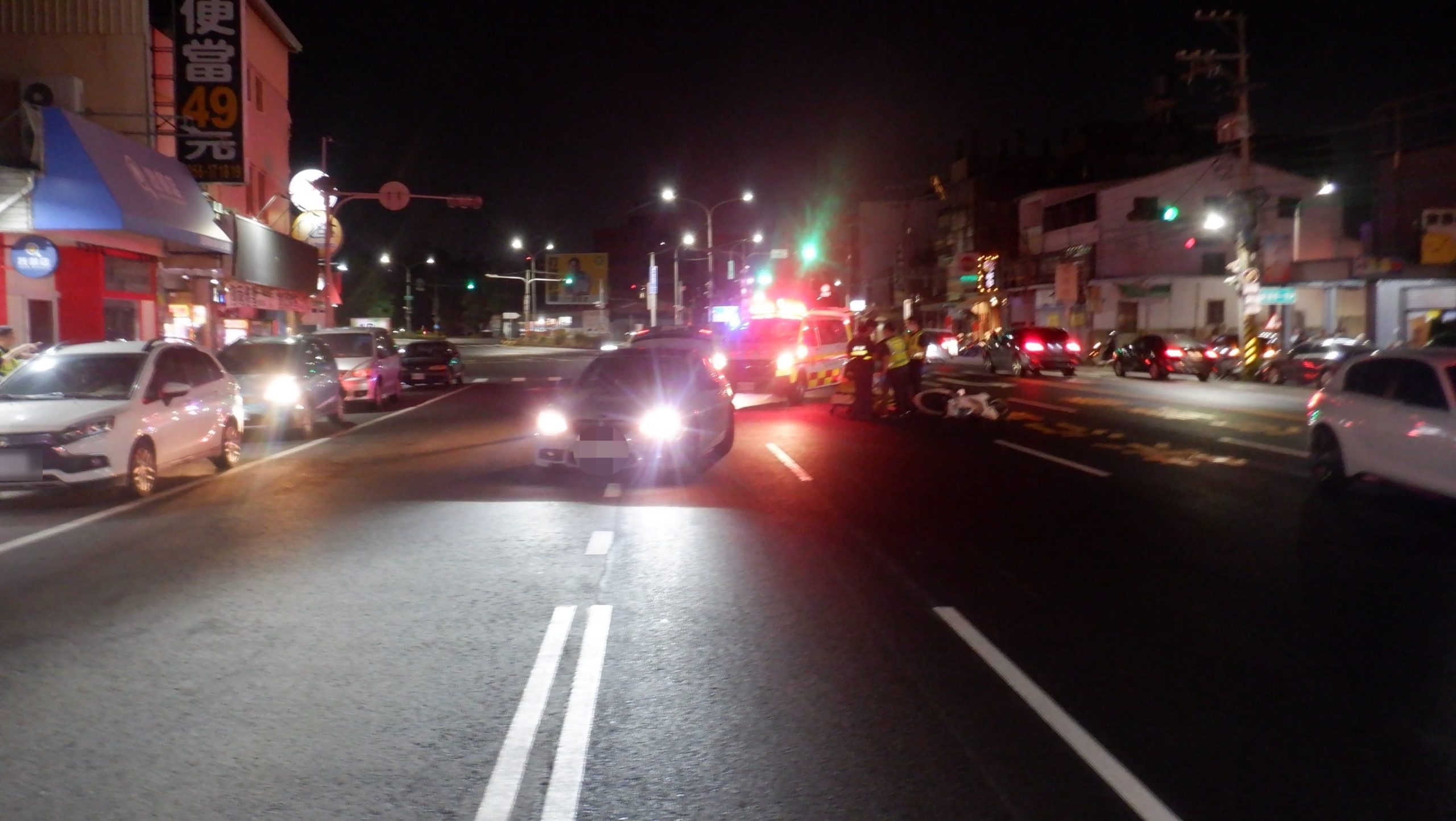 警方於現場處理機車與自小客車碰撞事故