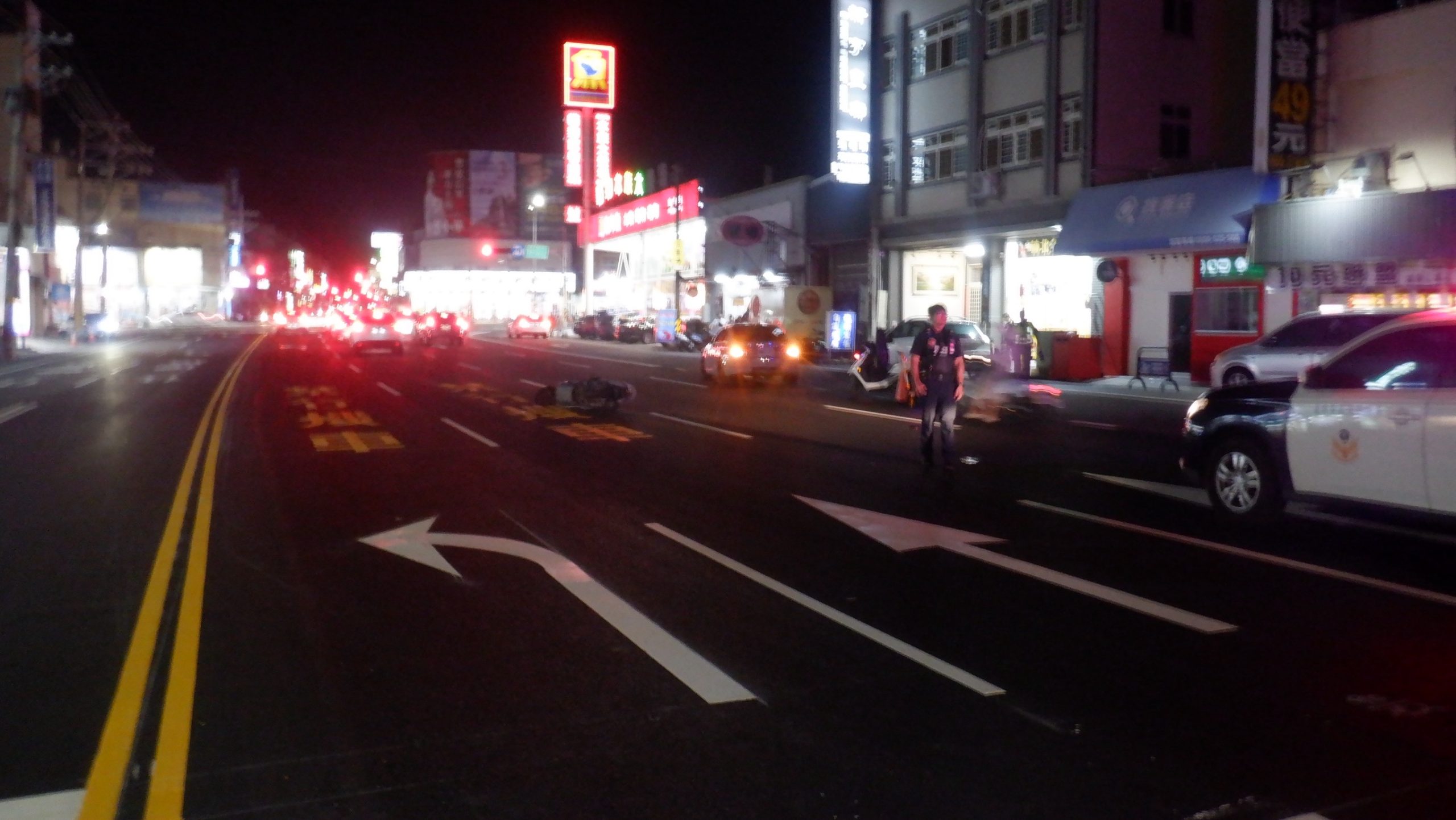 事故機車倒在三豐路車道上