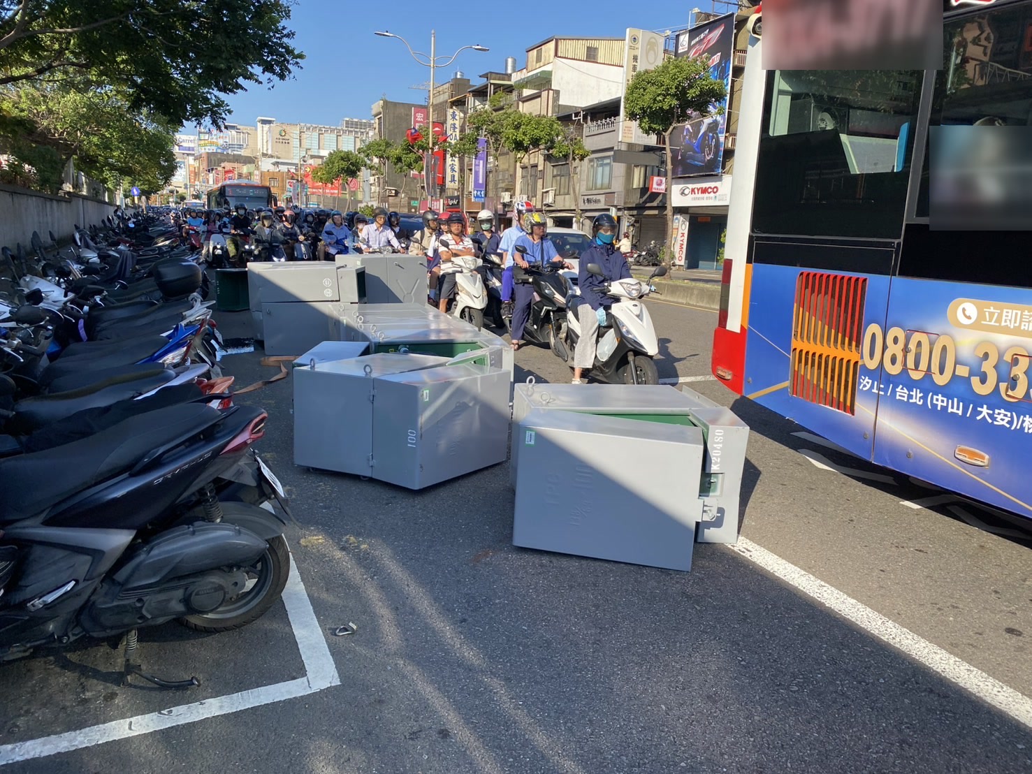變電箱掉落占用中華路一段車道