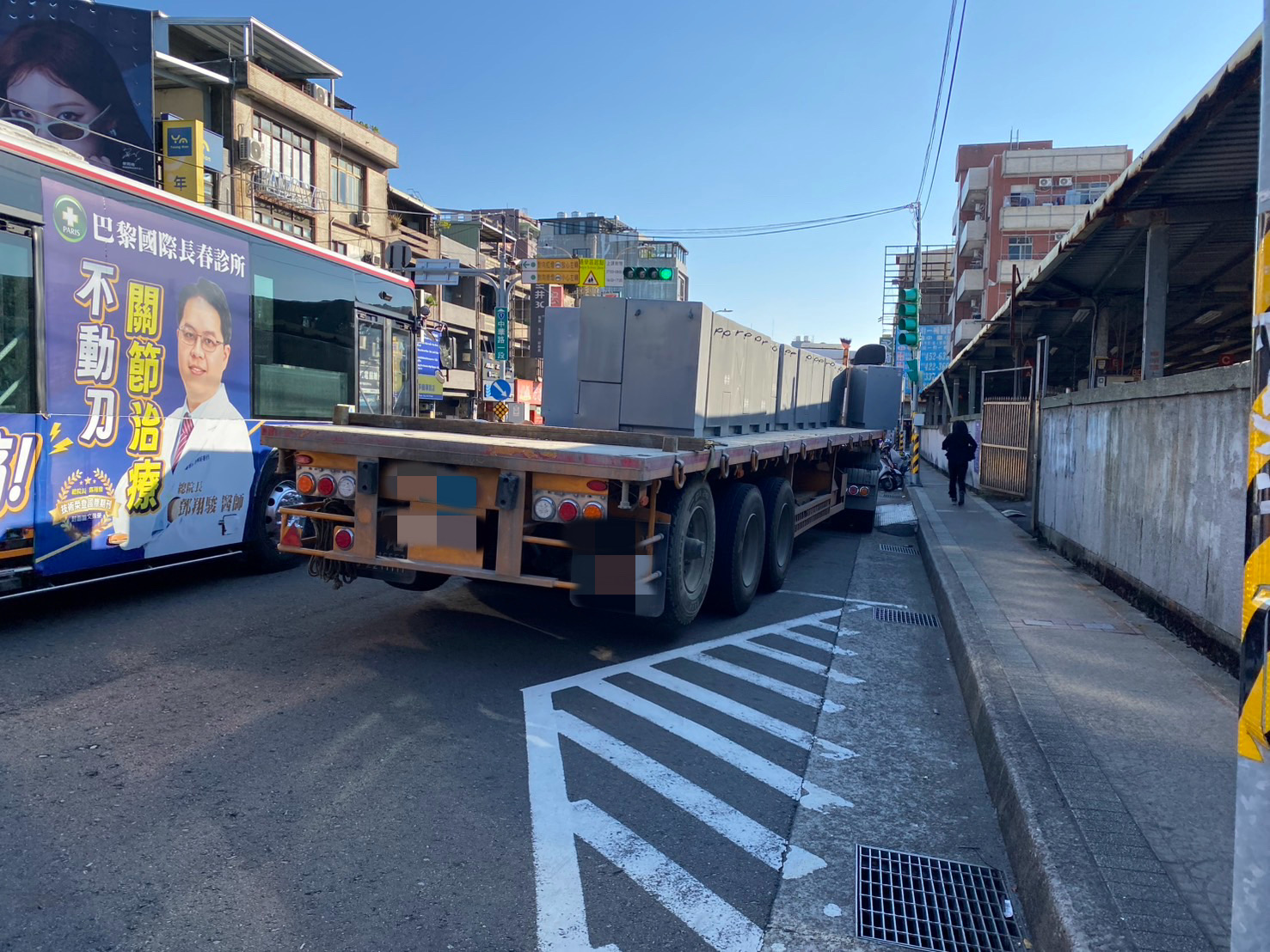 載運變電箱的半拖車停靠路旁