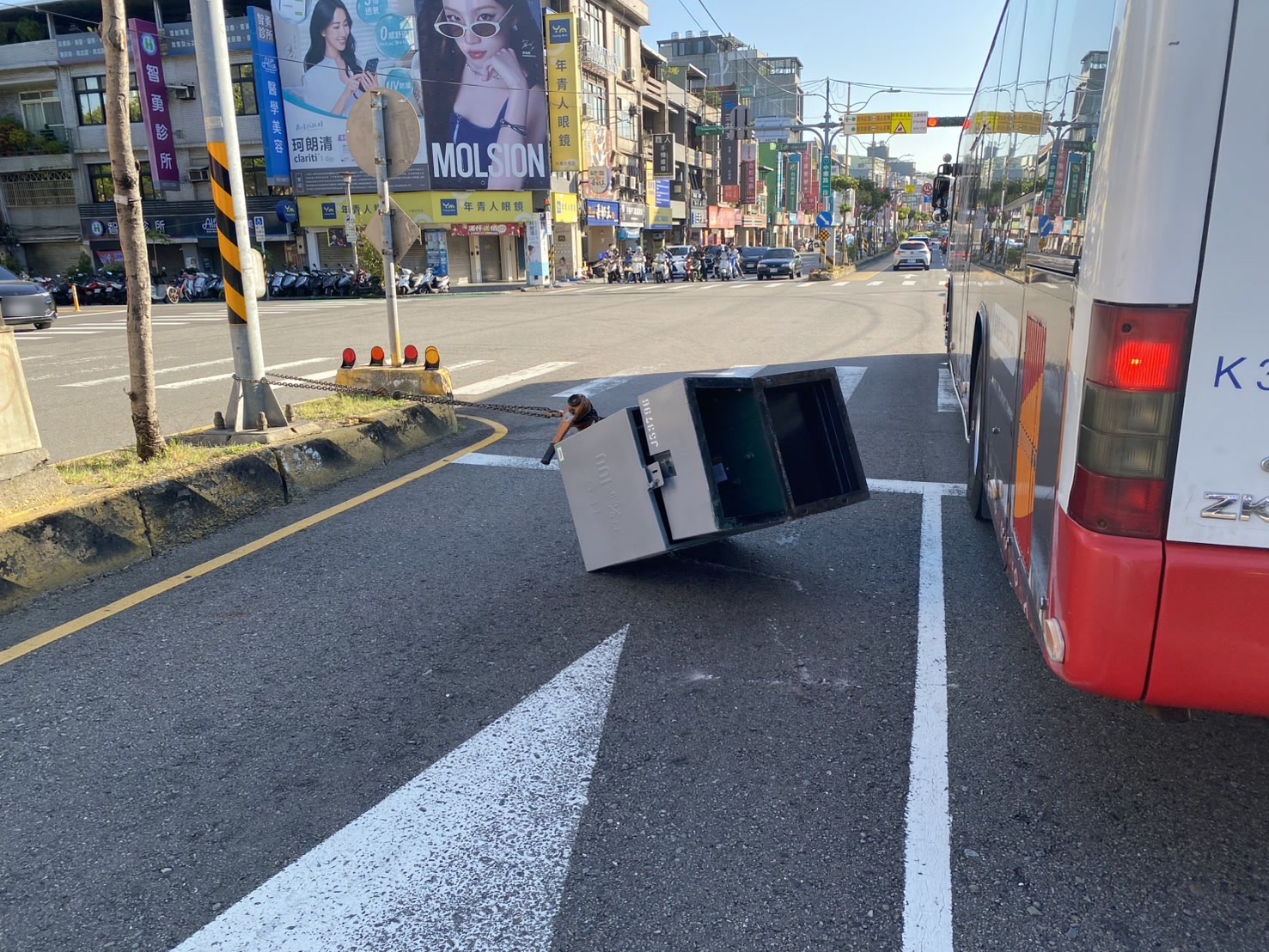 掉落的變電箱橫躺在路口車道上