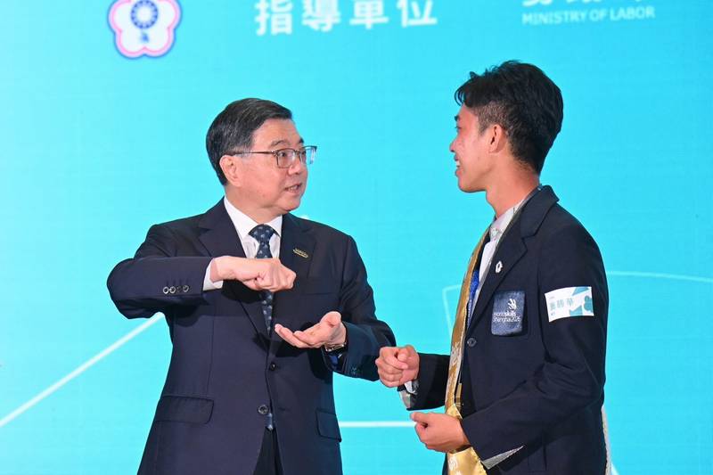 頒獎表彰第48屆國際技能競賽選手 卓揆：完善技能教育發展路徑 培育國家產業重要人才