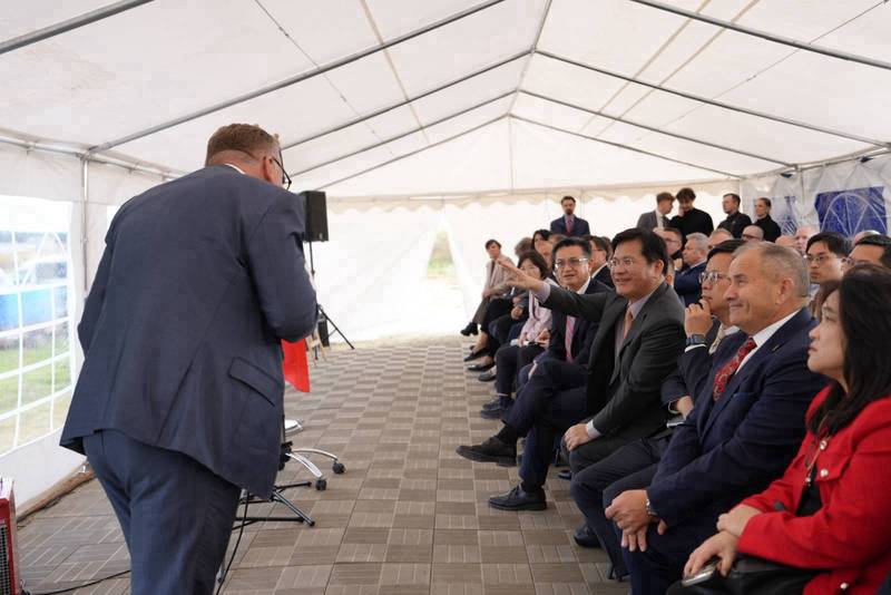 外交部長林佳龍率團考察「台灣區電機電子工業同業公會」波蘭科技園區預定地，台波政府將積極推動並簽署合作備忘錄