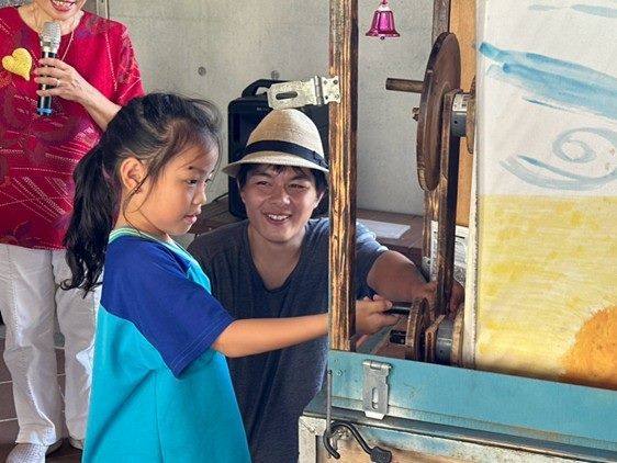 新和國小-跨國繪本藝術飛揚新和!日本「布芝居」大師沼沢裕太蒞校說故事 二年級125位學童體驗機關卷軸與吹泡泡機 點燃永不放棄的追夢精神