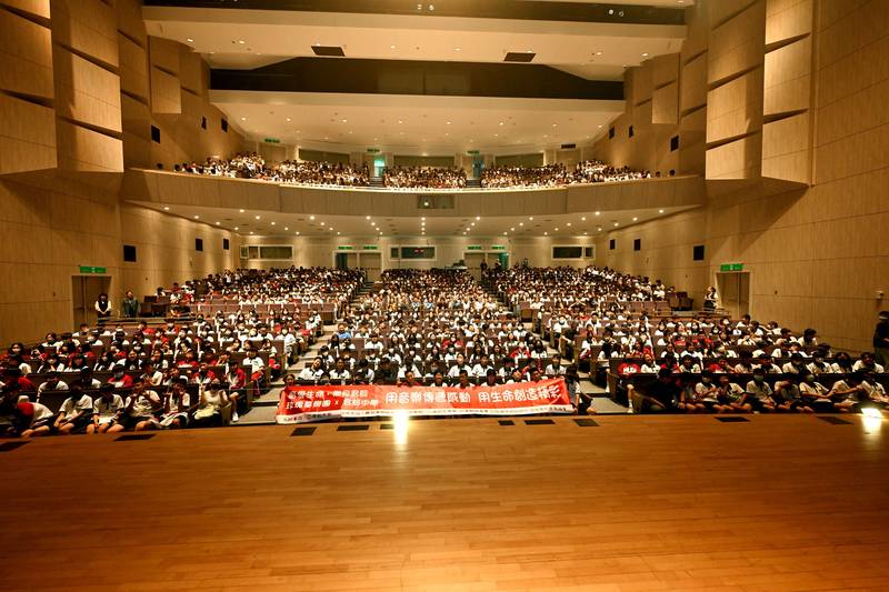 玫瑰墓樂團搖滾生命音樂會苗北藝文中心登場 用音樂鼓舞學生勇敢面對生命挑戰
