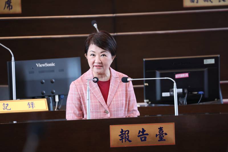 任內最後一次出席議會三讀會 議長率眾贈禮獻祝福 盧市長感謝8年監督協助：府會攜手讓台中持續進步！