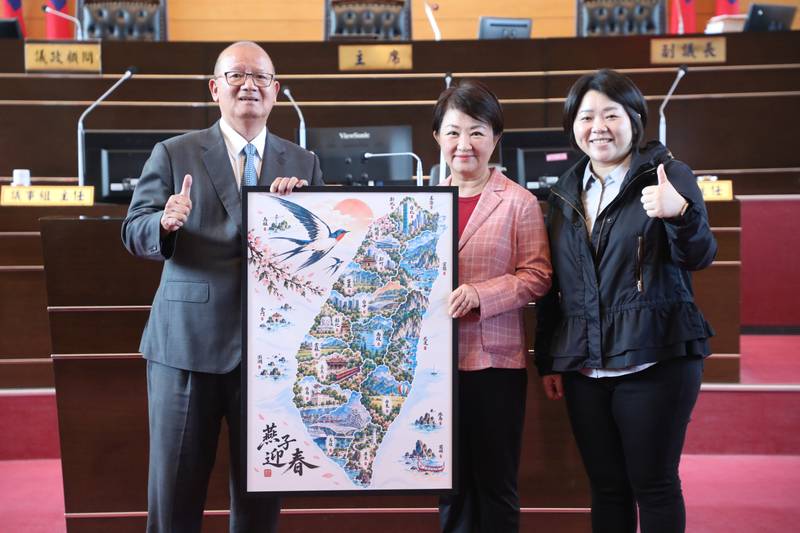 任內最後一次出席議會三讀會 議長率眾贈禮獻祝福 盧市長感謝8年監督協助：府會攜手讓台中持續進步！
