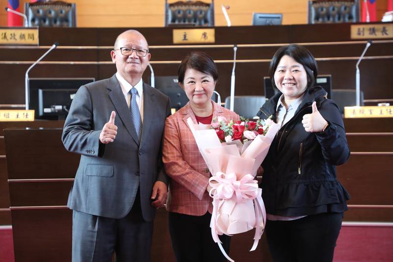 任內最後一次出席議會三讀會 議長率眾贈禮獻祝福 盧市長感謝8年監督協助：府會攜手讓台中持續進步！