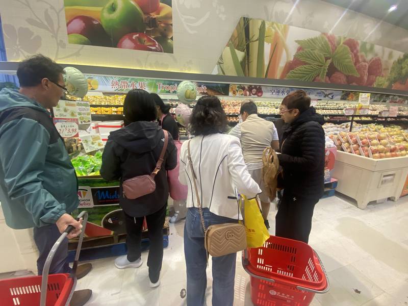 臺南麻豆文旦大果銷售熱 直擊加拿大超市買氣熱絡 試吃好評不斷