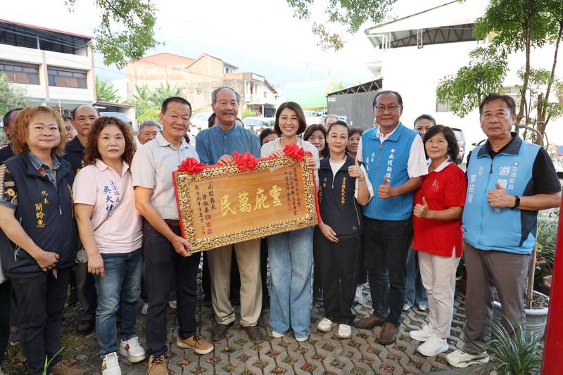 集集鎮洞角大山壇文昌帝君安座 許縣長贈匾致賀