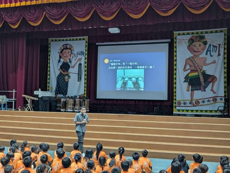 少年警察隊前進太平國小！「識破偽裝糖果」 足球小將展現勇士精神踢飛校園霸凌
