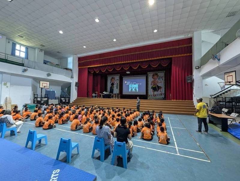 少年警察隊前進太平國小！「識破偽裝糖果」 足球小將展現勇士精神踢飛校園霸凌