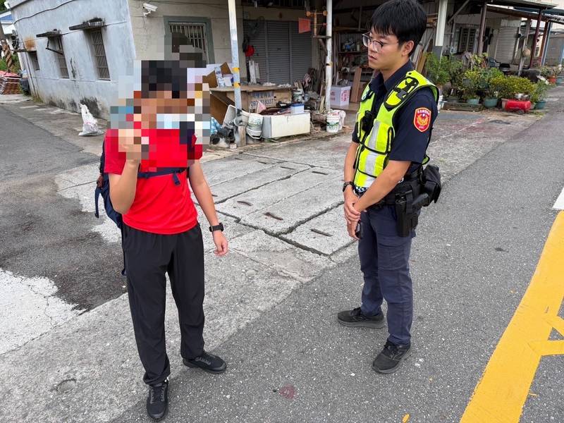 暖警守護迷途少年 大武警陪同候車平安返家