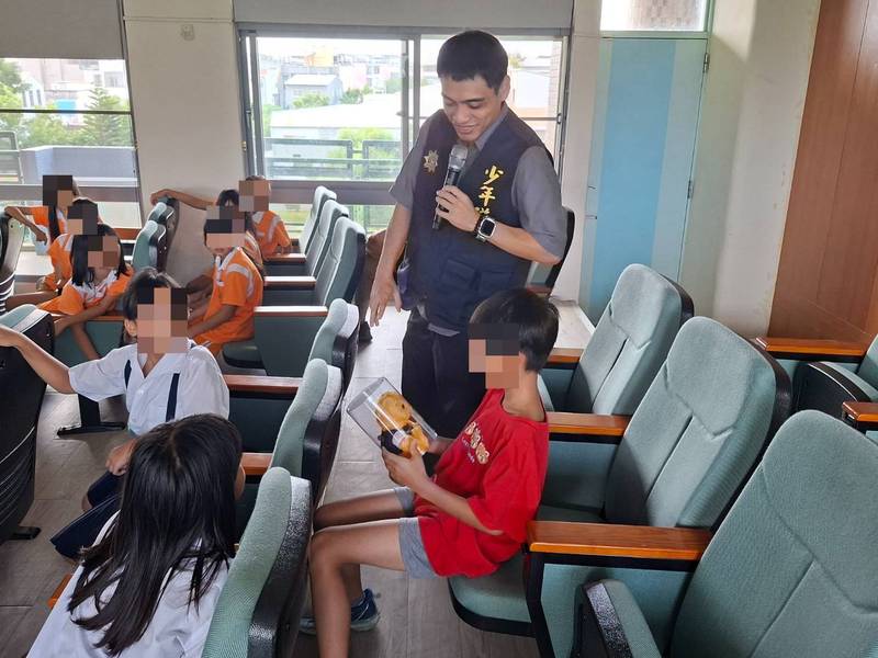 法治宣導列車開往豐年國小!臺東少年警生活化案例深得師生傳播熱情