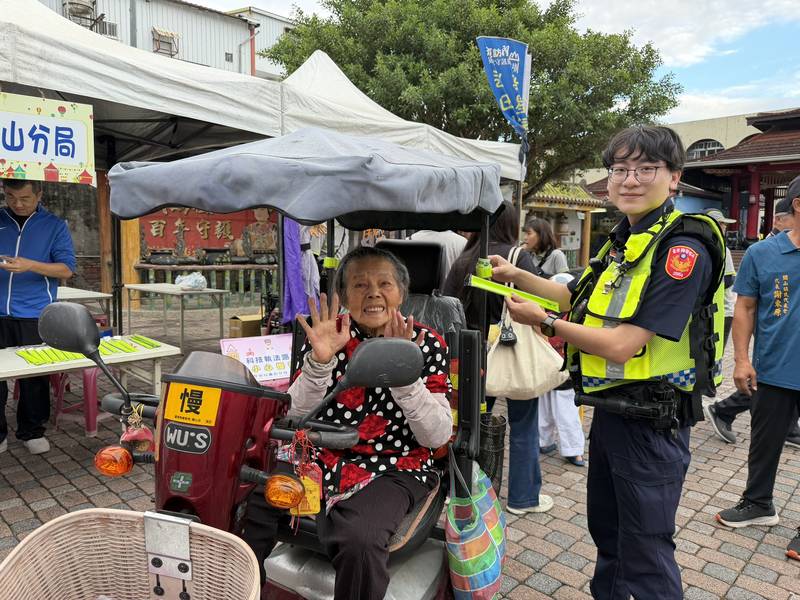 關山警走入客家秋收盛會 寓教於樂宣導識詐與交通安全獲熱烈迴響