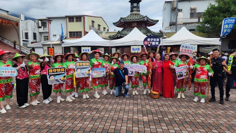 關山警走入客家秋收盛會 寓教於樂宣導識詐與交通安全獲熱烈迴響