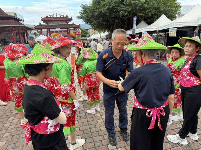 關山警走入客家秋收盛會 寓教於樂宣導識詐與交通安全獲熱烈迴響