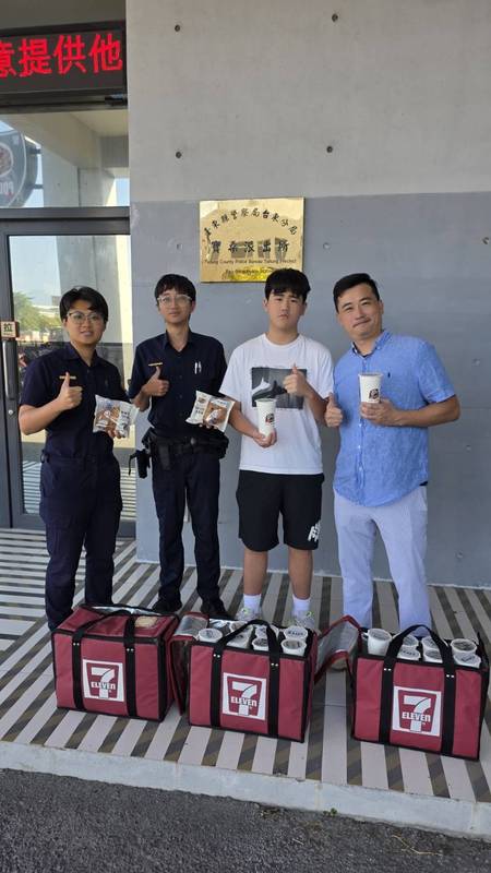 暖心應援！父親偕子以實際行動為東警加油打氣