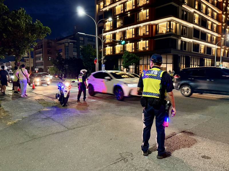 暖心應援！父親偕子以實際行動為東警加油打氣