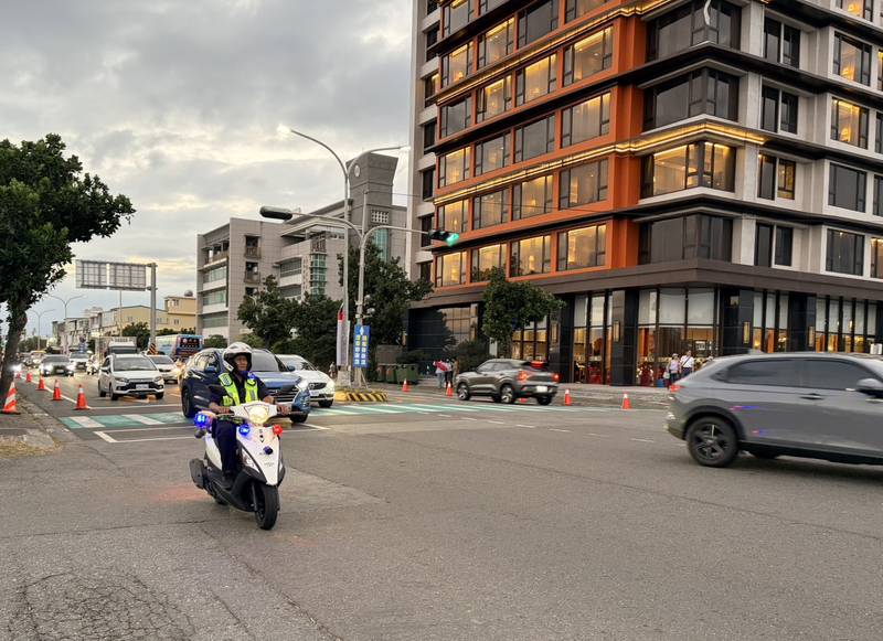 暖心應援！父親偕子以實際行動為東警加油打氣