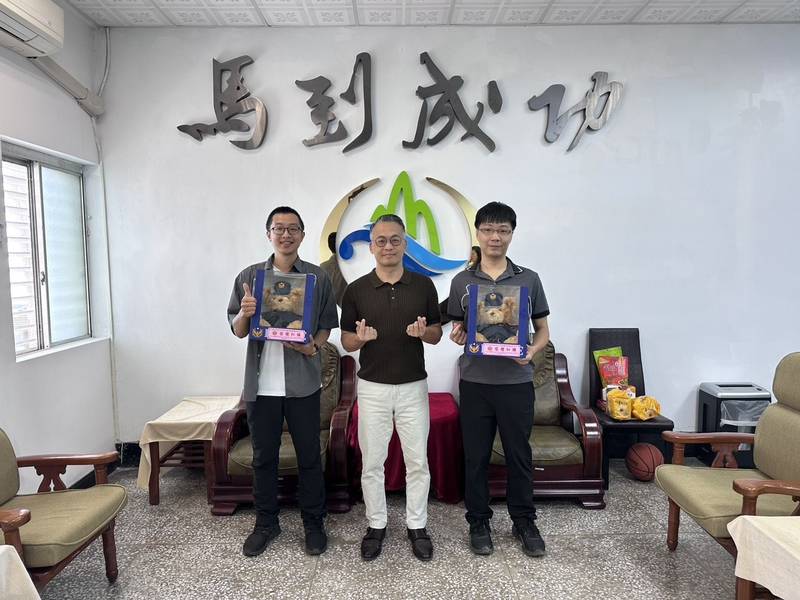 成功分局7名同仁榮調展新程　分局長潘俊宏致贈紀念品送祝福