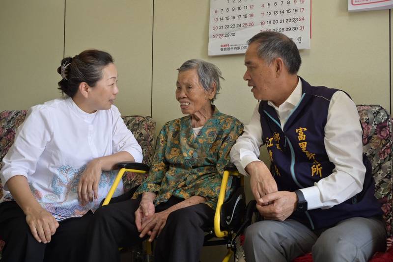花蓮縣115年度重陽敬老禮金持續發放中 徐榛蔚祝福南區滿百長者身體康健